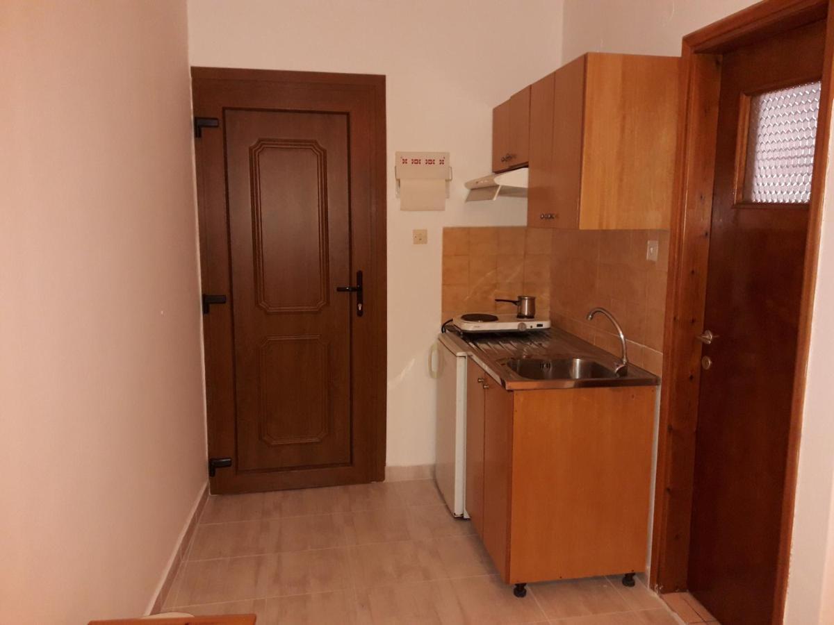 Ethra Hotell Patitírion Exteriör bild